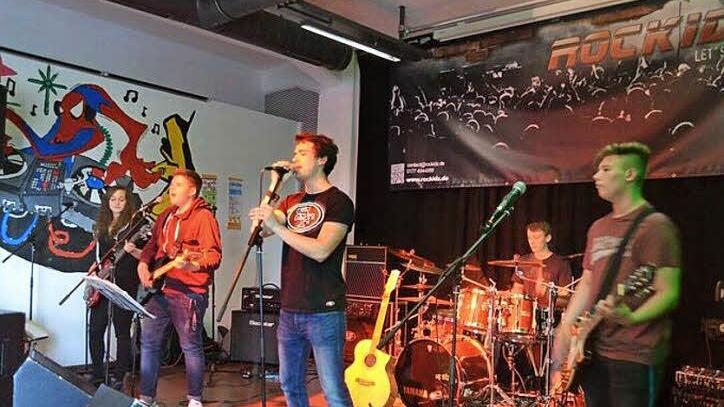 Die Adelsdorfer Band "RocKidz" übernahm das Rahmenprogramm.  Foto: Larissa Händel