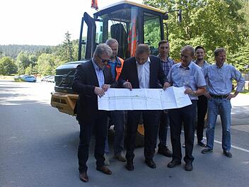 Die Straße von Schauberg bis zur thüringischen Landesgrenze soll schnell fertig werden. Ab Montag ist die Straße gesperrt. Im Bild von links: der Leiter des Staatlichen Bauamtes, Uwe Zeuschel; Sebastian Ullrich von Streicher Tief- und Ingenieurbau, Landtagsabgeordneter Jürgen Baumgärtner (CSU), Udo Madewitz und Thomas Kleylein von der HTS Plan sowie Andre Karl und Ralf Holzheimer vom Staatlichen Bauamt, Servicestelle Kronach. Foto: Veronika Schadeck