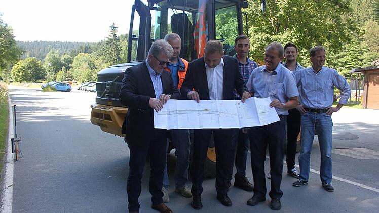 Die Straße von Schauberg bis zur thüringischen Landesgrenze soll schnell fertig werden. Ab Montag ist die Straße gesperrt. Im Bild von links: der Leiter des Staatlichen Bauamtes, Uwe Zeuschel; Sebastian Ullrich von Streicher Tief- und Ingenieurbau, Landtagsabgeordneter Jürgen Baumgärtner (CSU), Udo Madewitz und Thomas Kleylein von der HTS Plan sowie Andre Karl und Ralf Holzheimer vom Staatlichen Bauamt, Servicestelle Kronach. Foto: Veronika Schadeck