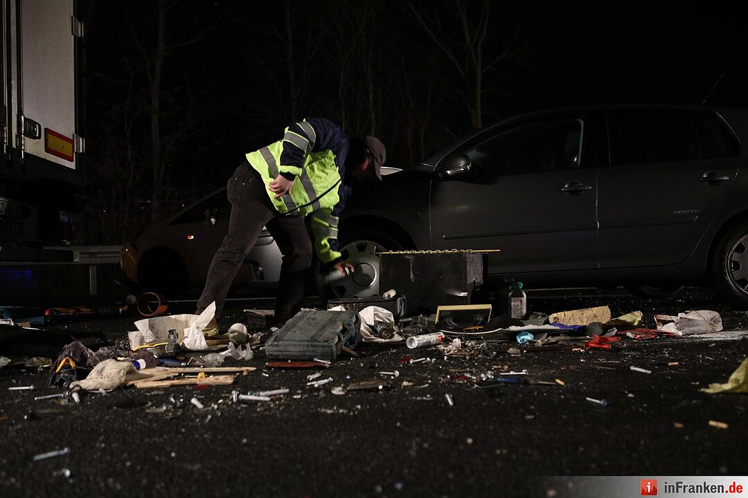 Kleintransporter prallt auf A9 auf Stauende – Ein Toter, ein Schwerverletzter