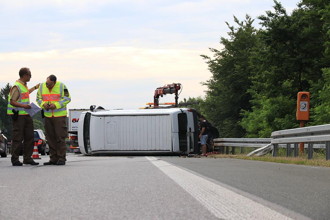 Transporter mit Anhänger kippt auf A73 bei Bamberg um