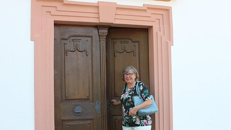 Kirchenpflegerin Maria Bauer beim Betreten der Kreuzkapelle. Sie freut sich sehr, was für ein Schmuckstück die Sanierung aus dem kleinen Gotteshaus gemacht hat.