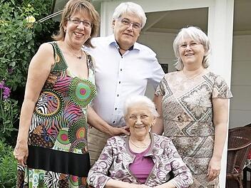 Schwiegertochter Brigitte, Sohn Herbert und Tochter Hannelore (stehend, von links), Letztere extra aus New York angereist, kommen immer gern zur Mama nach Dörfles-Esbach.  Foto: Manja von Nida