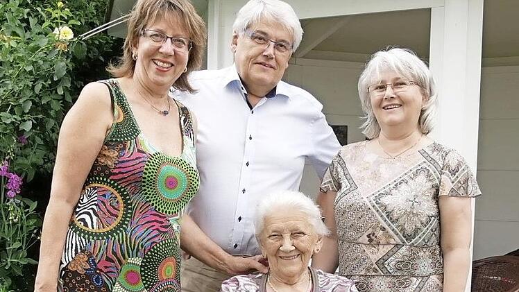 Schwiegertochter Brigitte, Sohn Herbert und Tochter Hannelore (stehend, von links), Letztere extra aus New York angereist, kommen immer gern zur Mama nach Dörfles-Esbach.  Foto: Manja von Nida