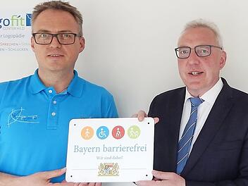 Bürgermeister Harald Hübner (links) gratulierte Frank Schulte zur Auszeichnung. Foto: privat