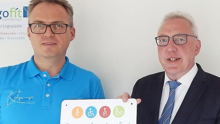 Bürgermeister Harald Hübner (links) gratulierte Frank Schulte zur Auszeichnung. Foto: privat