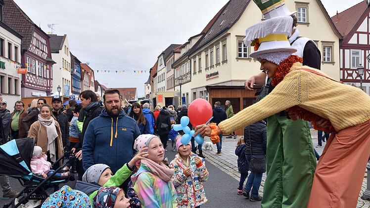 Die Stelzenläufer von "Firlefanz" machen  beim Haßfurter Straßenfest die Herzen von vielen Kindern glücklich.