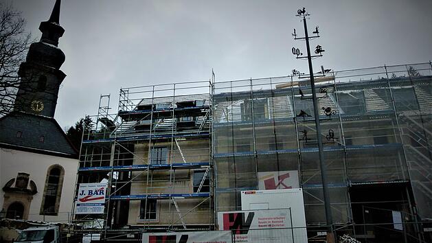 Noch ist das B&uuml;rgerzentrum in der Bauphase, aber die Veranstaltungsr&auml;ume haben in der Sitzung des Gemeinderates bereits einen Namen bekommen. Sie hei&szlig;en k&uuml;nftig und hei&szlig;en "Frankensaal" und "Frankenstube". Die Fertigstellung des B&uuml;rgerzentrums ist f&uuml;r diesen Herbst geplant. Foto: Werner Rei&szlig;aus