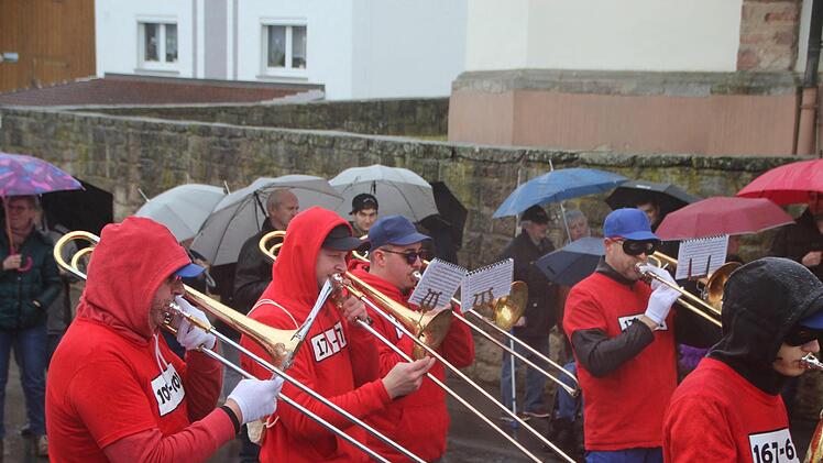 Musikalische Unterstützung des Umzugs in Stangenroth. Foto: Charlotte Wittnebel-Schmitz