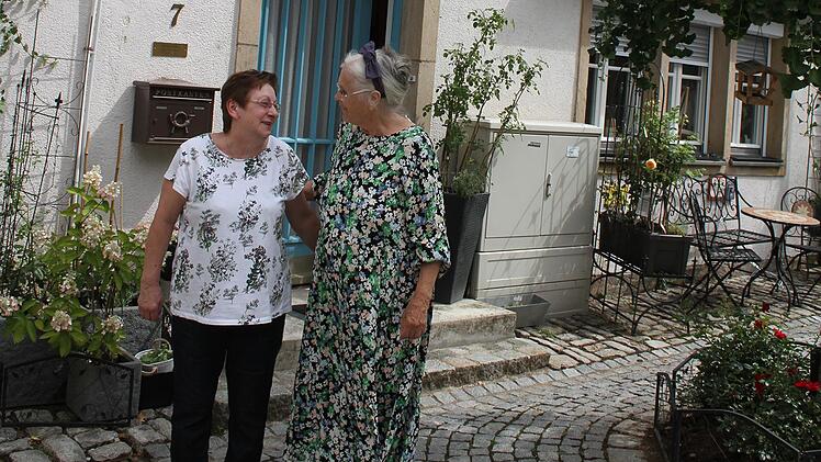 Karin Wolfrum und Hannelore Christ wollen der Jugend das Feiern nicht verbieten, doch die ständigen ekelhaften Überraschungen sind nicht mehr tolerierbar: Nächtliche Pinkelattacken, stinkende Spuren von Verdauungsproblemen an den Wänden und Erbrochenes überall sind die Spuren der Nacht. Foto: Sonny Adam