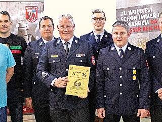 Ehrungen 25 Jahre Mitglied (von links): Kommandant Michael Kuhn, Tobias G&uuml;nder, Sven Seidl, Matthias Schmitt, Marco Braunschweig, Hubert Kuhn, Sebastian Thein, Thomas Thunig und Vorsitzender Thorsten Duda