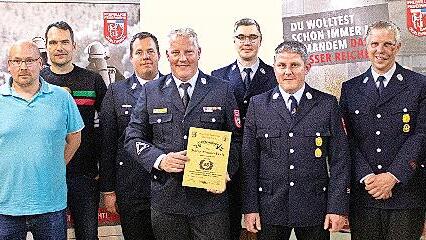 Ehrungen 25 Jahre Mitglied (von links): Kommandant Michael Kuhn, Tobias G&uuml;nder, Sven Seidl, Matthias Schmitt, Marco Braunschweig, Hubert Kuhn, Sebastian Thein, Thomas Thunig und Vorsitzender Thorsten Duda