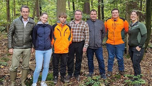 V.l.: Vorstand Rudolf Plochmann mit den neuen Azubis Emma Seuling und Matthias Sieg. Die Jubilare Konrad Ditzel und Andreas Markert, der übernommene ehemalige Azubi, jetzt Forstwirt Kevin Weichlein und Betriebsleiterin Barbara Ernwein.