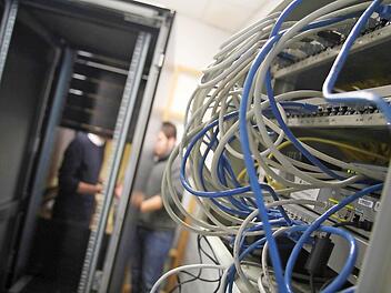 Mitarbeiter einer Bamberger Firma installieren die neuen Server für die EDV-Anlage im Scheßlitzer Rathaus.  Fotos: Michael Gründel