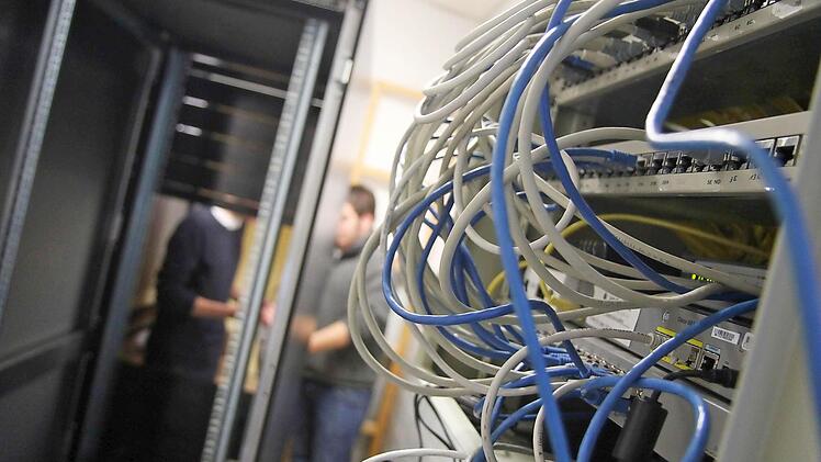 Mitarbeiter einer Bamberger Firma installieren die neuen Server für die EDV-Anlage im Scheßlitzer Rathaus.  Fotos: Michael Gründel