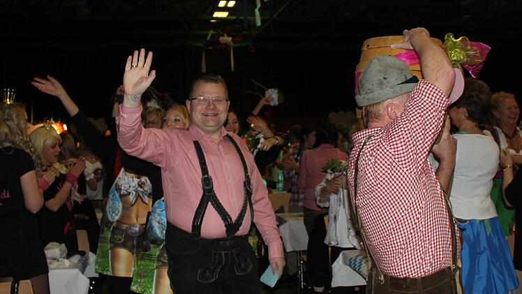Obwohl an diesem Abend eigentlich nur Frauen eingelassen wurden, durfte Bürgermeister Werner Knaier mit den Elferrätinnen einziehen, denn er hatte noch eine Aufgabe zu erfüllen