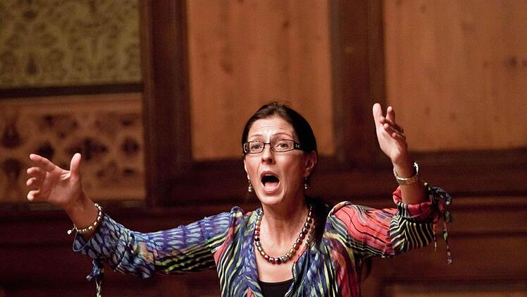 Klare Gesten: Chorleiterin Antoinetta Bafas.