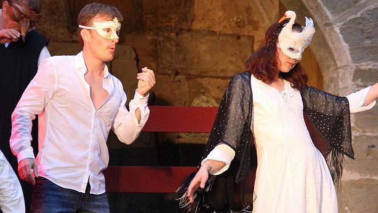 Erste Annäherung von Julia und Romeo auf dem Maskenball. Foto: Katharina Müller-Sanke