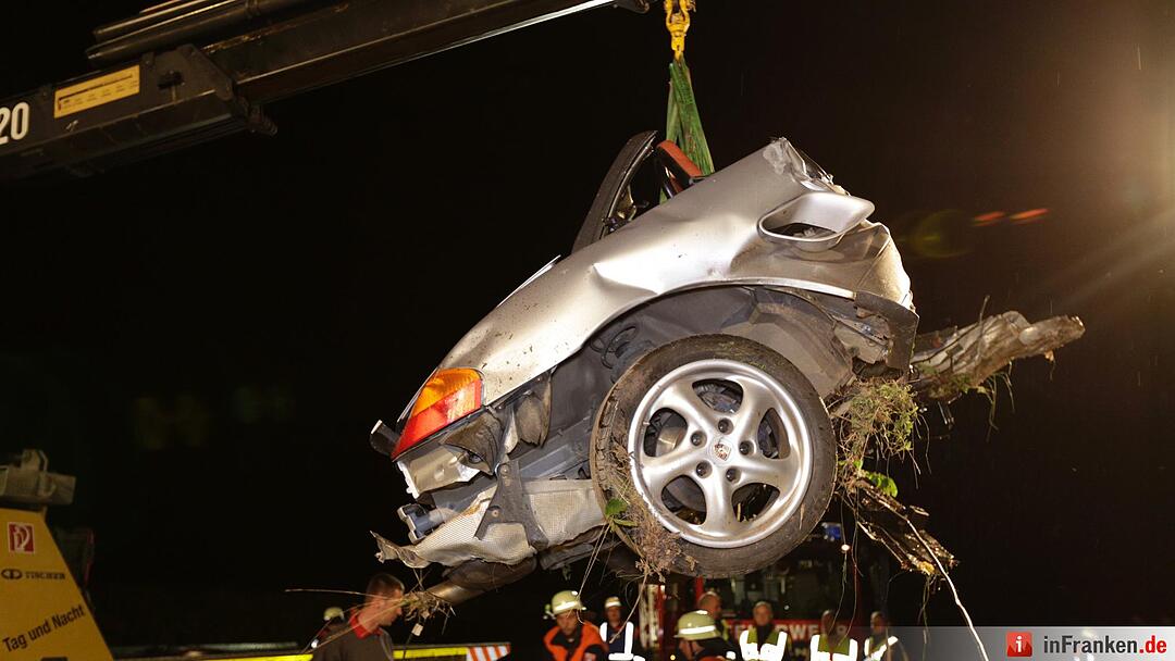 Porsche schleudert in Waldstueck und zerreisst in zwei Teile - Fahrer tot