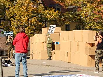 Protest gegen die europäische Asyl-Politik: Die Links-Jugend Solid baute am Samstag eine Grenzmauer auf dem Forchheimer Paradeplatz auf, um sie später einzurennen. Foto: Jennifer Hauser