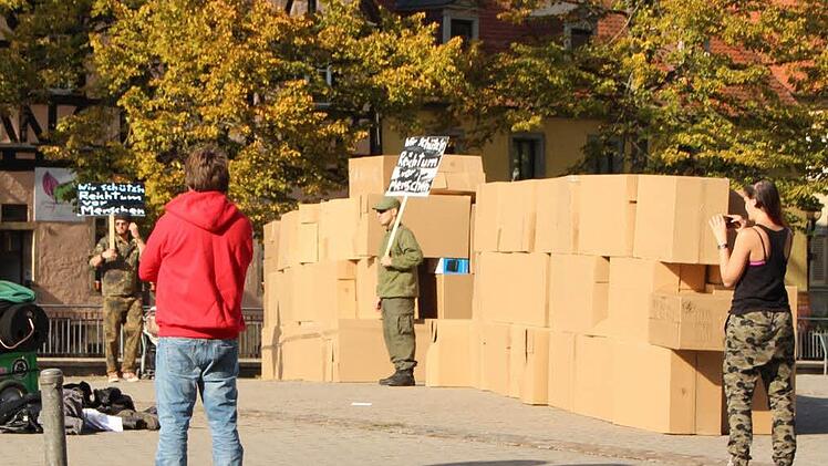 Protest gegen die europäische Asyl-Politik: Die Links-Jugend Solid baute am Samstag eine Grenzmauer auf dem Forchheimer Paradeplatz auf, um sie später einzurennen. Foto: Jennifer Hauser