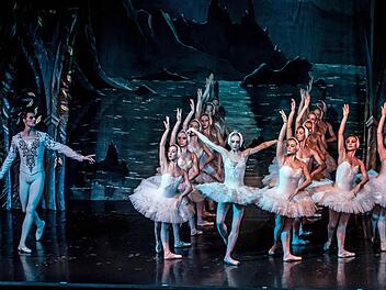 Reichlich Applaus gab es für das Gastspiel des Russischen Staatstheaters Komi mit "Schwanensee" im Coburger Kongresshaus. Foto: Jochen Berger