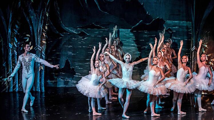 Reichlich Applaus gab es für das Gastspiel des Russischen Staatstheaters Komi mit "Schwanensee" im Coburger Kongresshaus. Foto: Jochen Berger