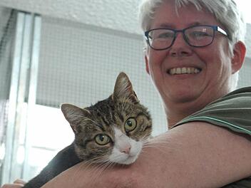 Lucy genie&szlig;t die Schmuseeinheiten der Vorsitzenden Siglinde Waschkeit. Foto: Manja von Nida