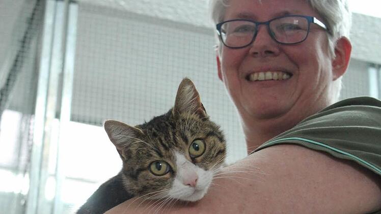 Lucy genie&szlig;t die Schmuseeinheiten der Vorsitzenden Siglinde Waschkeit. Foto: Manja von Nida