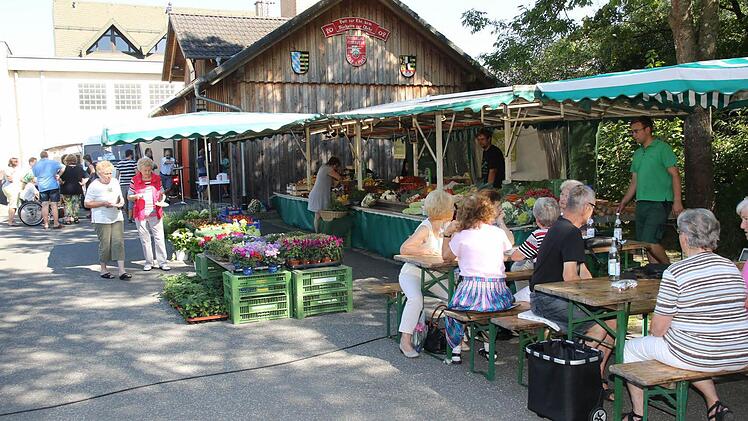 Marktstände und Bierbänke - das gehört in Grub zum Marktgeschehen. Foto: Michael Stelzner