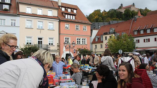 Tausende kamen am Sonntag nach Kulmbach. Der Innenstadt-Flohmarkt ist zusammen mit dem verkaufsoffenen Sonntag ein Besuchermagnet. Fotos: Sonny Adam