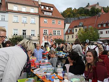 Tausende kamen am Sonntag nach Kulmbach. Der Innenstadt-Flohmarkt ist zusammen mit dem verkaufsoffenen Sonntag ein Besuchermagnet. Fotos: Sonny Adam