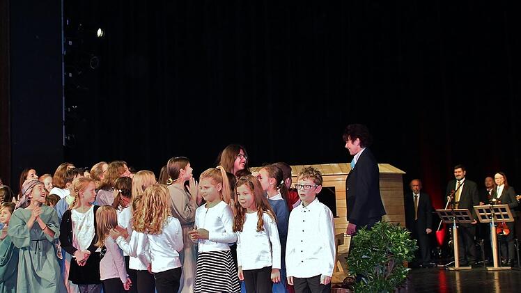 Alle Kinder lieben Choreographin Jutta Grom (Mitte) und Chefin Brigitte Ascherl mit Mikro. Im Hintergrund Musiker des Kurorchesters.Werner Vogel