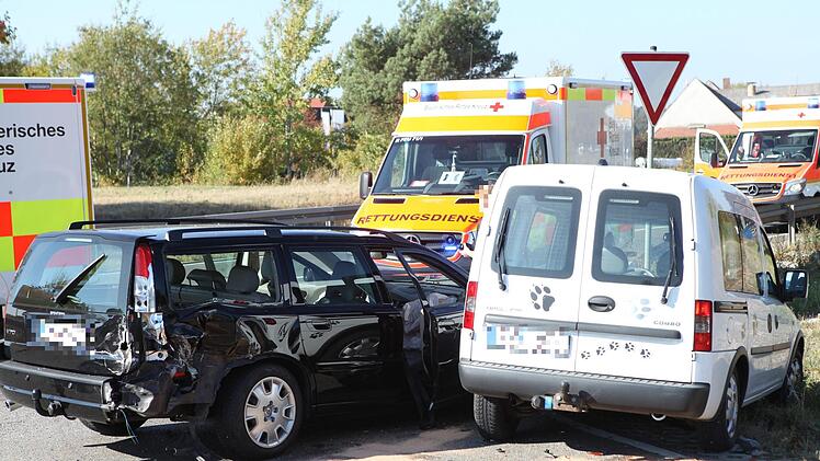 Drei Menschen wurden bei dem Unfall verletzt. Foto: NEWS5 / Haag