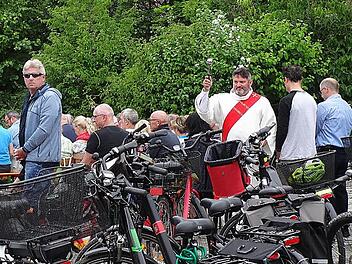 Diakon Joachim Stapf spendete den Fahrrädern den kirchlichen Segen.  Fotos: Sabine Weinbeer