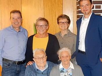 Der "Pachter-Schorsch" mit Frau Liselotte und Gratulanten  Foto: Löwisch