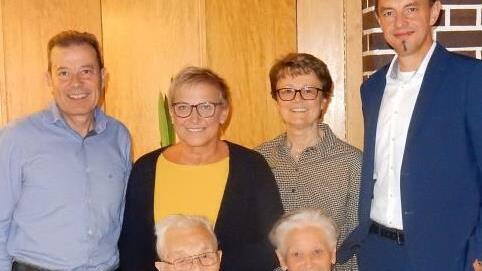 Der "Pachter-Schorsch" mit Frau Liselotte und Gratulanten  Foto: Löwisch