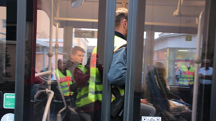 Autsch! Die Polizeibeamten testen bei jedem Bus den Einklemm-Schutz an der hinteren Tür.