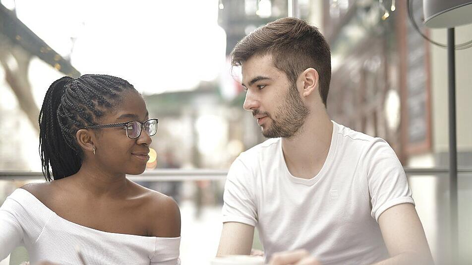 Liebt sie mich? Eine Frage, die sich viele Männer stellen. Bild: pexels-andrea-piacquadio-3967505