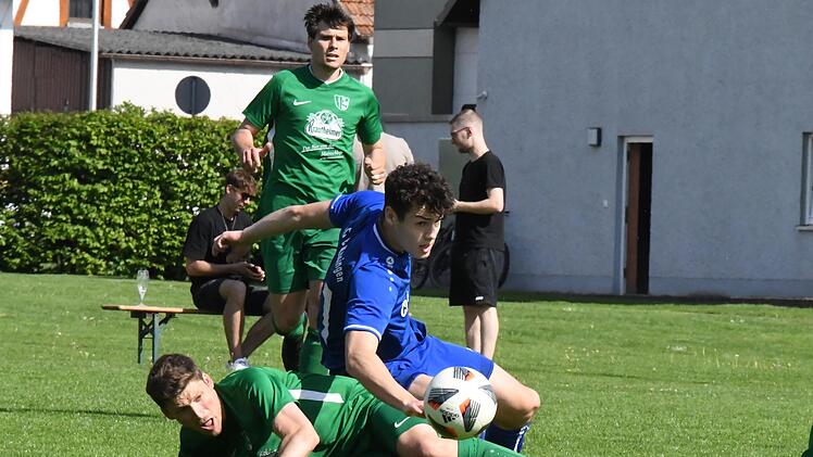 Den Gegner niedergerungen hat Jan Krettek mit dem FC 06 Bad Kissingen. Auf unserem Bild duelliert sich der Schütze des Führungstreffers mit dem Unterspiesheimer Samuel Graf. Foto: Hopf