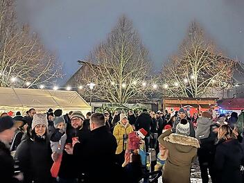 Dicht an dicht gedr&auml;ngt gab es viel zu erz&auml;hlen auf dem stimmungsvollen Weihnachtsmarkt.
