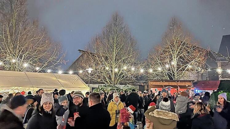 Dicht an dicht gedr&auml;ngt gab es viel zu erz&auml;hlen auf dem stimmungsvollen Weihnachtsmarkt.
