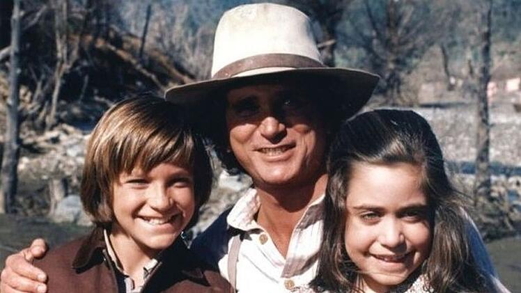 Als ihre Eltern bei einem Unfall sterben, adoptiert Charles Ingalls (Michael Landon) kurzerhand deren beiden Kinder James und Cassandra.