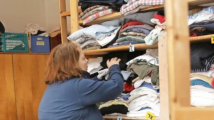 Wärmestuben-Stammgast Petra in der Kleiderkammer