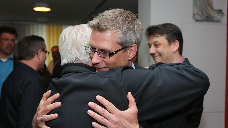 Freude trotz Niederlage: rechts Uwe Kirschstein in den Armen von Klaus Thormann.
