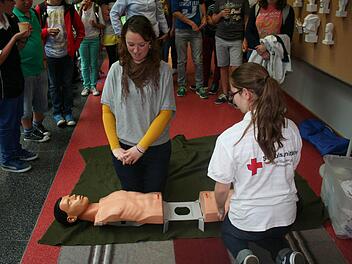 An Modellen konnten Schüler Wiederbelebungsmaßnahmen üben.  Foto: JSG