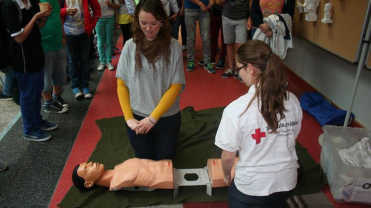 An Modellen konnten Schüler Wiederbelebungsmaßnahmen üben.  Foto: JSG