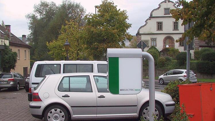 Nur probewesie wurde diese Tankstelle für Elektroautos in Hammelburg aufgestellt, mittlerweile ist sie wieder weg, der endgültige Standort wird noch festgelegt.