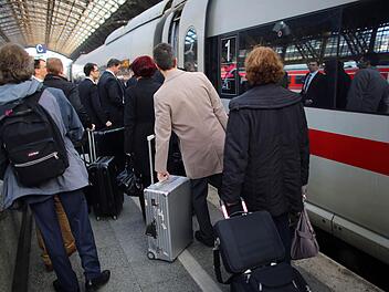 Eine Potenzialanalyse im Auftrag der Coburger Wirtschaft und Kommunalpolitik spricht in Sachen Fahrgäste eine deutliche Sprache: Demnach würden täglich bis zu 1240 Fahrgäste einen ICE-Halt in Coburg nutzen - vorausgesetzt, der ICE hält im Zwei-Stunden-Takt. Foto: Oliver Berg/dpa