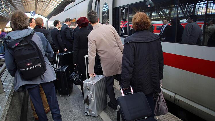 Eine Potenzialanalyse im Auftrag der Coburger Wirtschaft und Kommunalpolitik spricht in Sachen Fahrgäste eine deutliche Sprache: Demnach würden täglich bis zu 1240 Fahrgäste einen ICE-Halt in Coburg nutzen - vorausgesetzt, der ICE hält im Zwei-Stunden-Takt. Foto: Oliver Berg/dpa